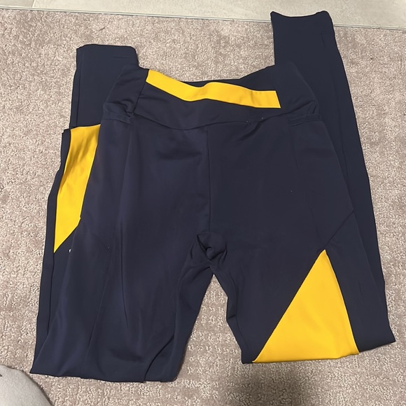 Gymshark v style leggings - Picture 2 of 2